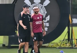 Memphis Depay sente dores e desfalca Corinthians contra o Peñarol