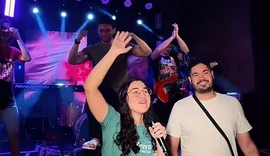 Vereadora Teca Nelma distribui cerveja após decisão judicial contra Bolsonaro