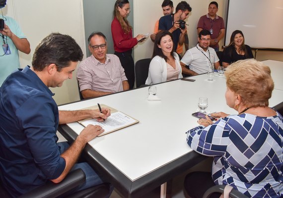 Prefeito Rui palmeira assina ordem de serviço para projeto de energia solar em escola