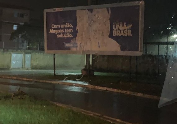 Justiça determina que Rodrigo Cunha retire outdoors com propaganda eleitoral