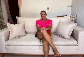 Mulher que teve sofá levado por caminhão de lixo ganha novo móvel em Maceió