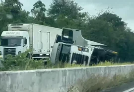 Caminhão da Shopee tomba na BR-101 e pode atrasar entregas