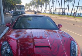 Ferrari é pichada em frente a cadeira gigante na orla de Maceió