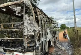 Motorista pula de janela para escapar de ônibus escolar em chamas no interior de AL
