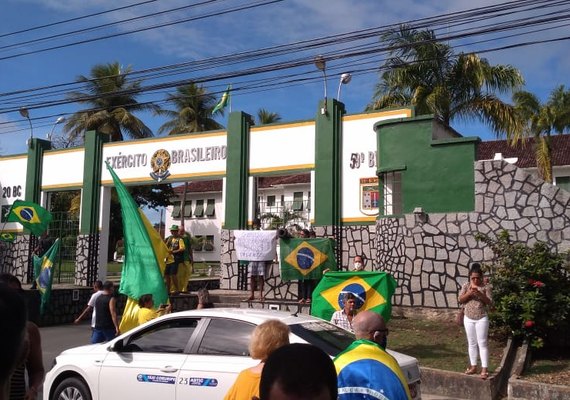 Em Maceió manifestantes pedem intervenção militar, novo AI-5 e fim da corrupção
