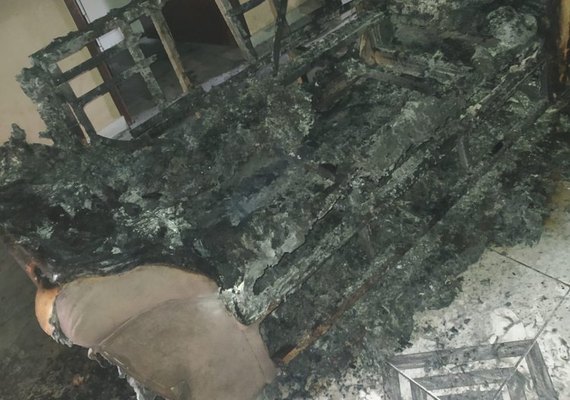 Incêndio atinge casa e destrói quartos em Limoeiro de Anadia