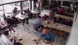 Vídeo: Homens trocam tiros em restaurante lotado e três pessoas ficam feridas