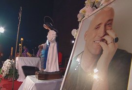 Mãe de Paulo Gustavo homenageia o filho cantando em Missa de Sétimo Dia