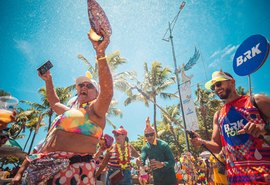 Empresa distribui água potável gratuita no sábado das prévias carnavalescas em Maceió