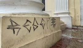 Vídeo: Câmeras flagram vandalismo em escadaria da Associação Comercial de Maceió