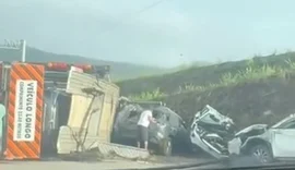 Caminhão-cegonha que carregava 11 veículos novos tomba e bloqueia trânsito em Novo Lino