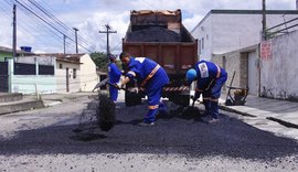 Prefeitura de Maceió aplica 135 toneladas de asfalto em operação tapa-buraco
