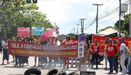 Servidores e estudantes da Ufal fecham entrada do Campus Maceió