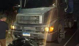 Motociclista morre em colisão com caminhão na AL-110, em São Sebastião