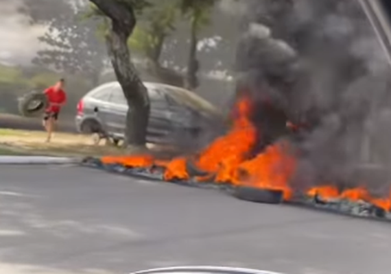 Moradores da Levada bloqueiam avenida por atraso no aluguel social