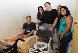 Prefeitura entrega cadeiras de rodas para pacientes necessitados