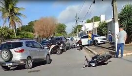 Motorista avança cruzamento e atinge quatro motocicletas em Arapiraca