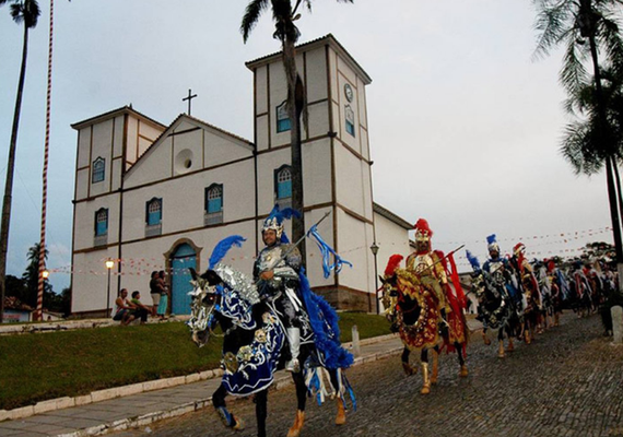 Festas do Divino Espírito Santo movimentam destinos nacionais