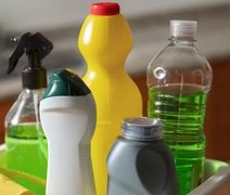Misturar produtos de limpeza pode causar danos à pele e à respiração