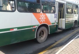 Ônibus da Veleiro perde freios e bate em 3 veículos na Ladeira dos Martírios