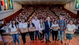 Ronaldo Lopes inicia distribuição de 1.900 computadores para professores e estudantes