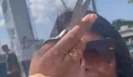 Mulher agride estudante com tesoura durante protesto contra Bolsonaro em Maceió