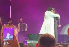 Simaria aparece de surpresa em show de Simone em SP e emociona a irmã