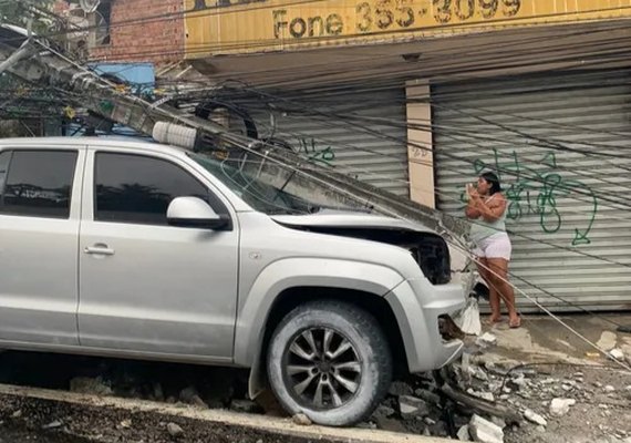 Caminhonete atinge poste e derruba transformador na Leste-Oeste em Maceió