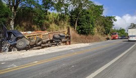 Caminhão tomba na BR 104 e deixa três pessoas feridas em São José da Laje