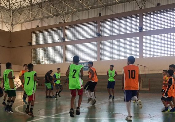 Os projetos Escolinha de Futsal e Viva Vôlei seguem com vagas abertas