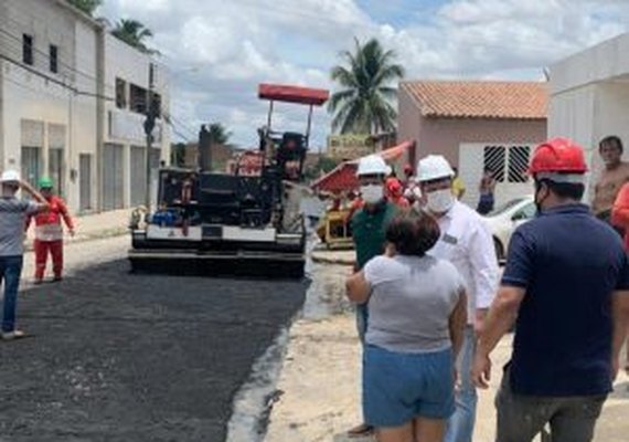Luciano Barbosa acompanha trabalhos de pavimentação em Arapiraca