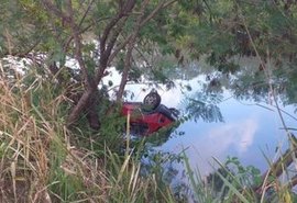 Veículo sai da pista e cai no Rio Pratagy, em Maceió