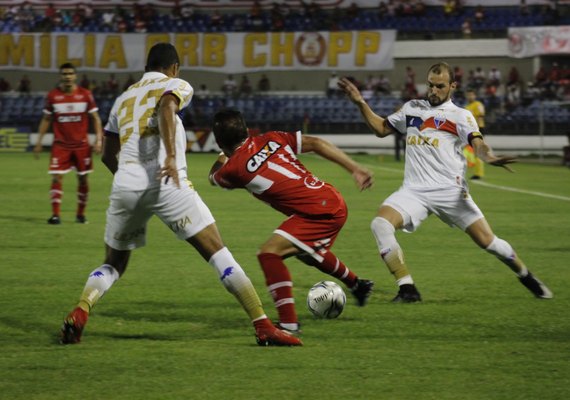 CRB bate o líder Fortaleza no Rei Pelé