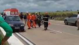 Grave acidente: Motorista fica preso às ferragens após colisão na BR-101