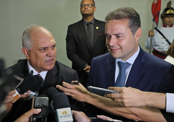 Renan Filho transmite cargo de governador a Otávio Praxedes