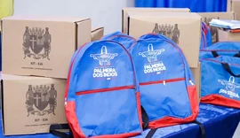 Prefeitura de Palmeira dos Índios entrega kits escolares para alunos e professores da rede municipal