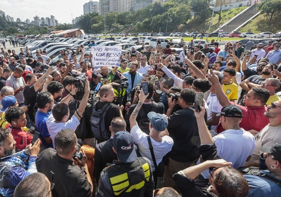 Motoristas de aplicativo protestam contra projeto de regulamentação
