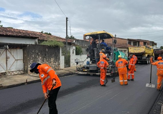 Serviços de pavimentação e drenagem são realizados em ruas da parte alta de Maceió