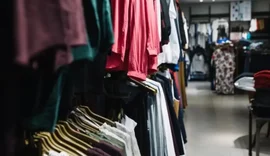 Mulher prova 5 roupas em loja do Maceió Shopping, devolve 4 e sai com a quinta sem pagar