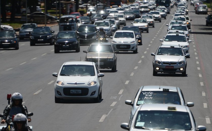 MP libera R$ 10,9 bi para auxílios a caminhoneiros e taxistas