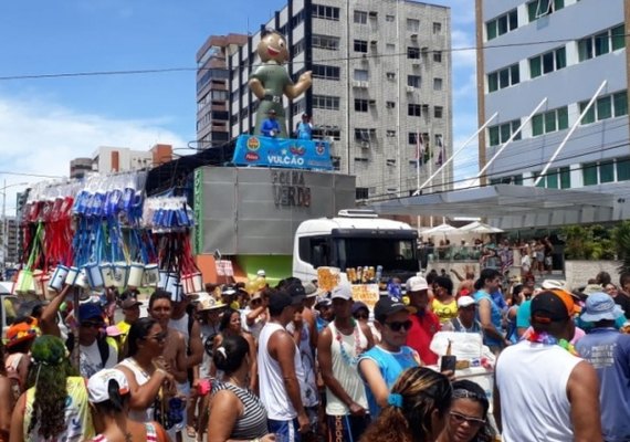 Bloco Vulcão arrasta multidão pela orla de Maceió
