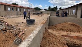 Seinfra vistoria andamento de obras de habitação em Carneiros