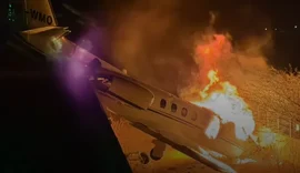 Jato com cantor Rey Vaqueiro sai da pista e se incendeia no RN
