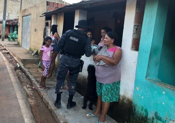 Militares doam cestas básicas para vítimas da enchente em Jacuípe