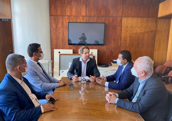 Júlio Cezar se reúne com Renan Calheiros e Pedro Vilela e garante emendas para Palmeira