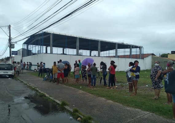 Distribuição de cestas básicas em Maceió se inicia com longas filas