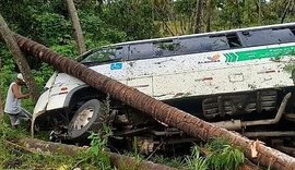 Van se envolve em acidente e deixa pessoas feridas na AL-101 Norte