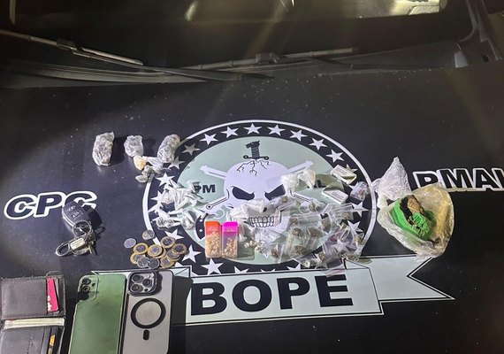 PM apreende 32 armas e 37 quilos de entorpecentes durante ocorrências em Maceió e no interior