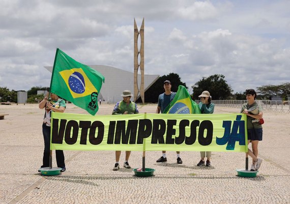 Bolsonaristas protestam a favor do voto impresso no Planalto Central