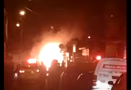 Incêndio destrói viatura da PM e atinge residência no conjunto Virgem dos Pobres